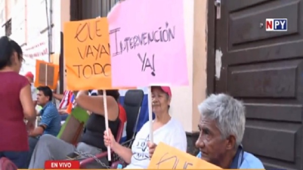 Jubilados se encadenan frente a Caja Municipal - Noticias Paraguay