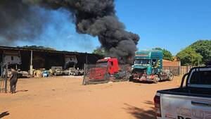 [VIDEO] Camiones se incendiaron en un taller: un muerto y dos heridos