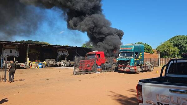 [VIDEO] Camiones se incendiaron en un taller: un muerto y dos heridos