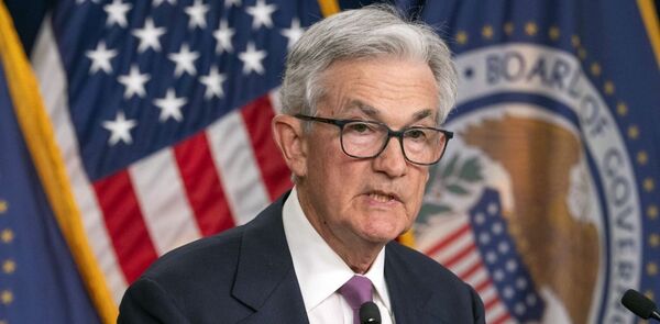 Jerome Powell dice que hay que abordar "con cuidado" las posibles bajadas de las tasas de inter茅s - Revista PLUS