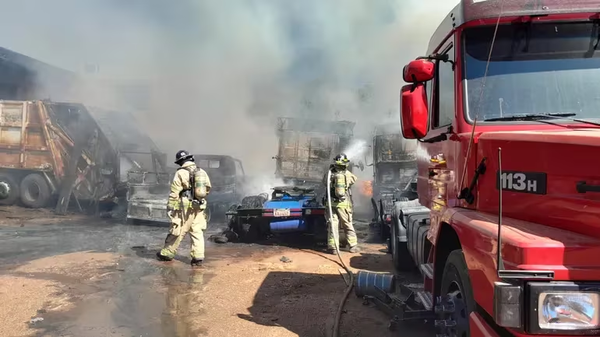 Un muerto tras explosión e incendio de camiones en San Antonio - Noticiero Paraguay