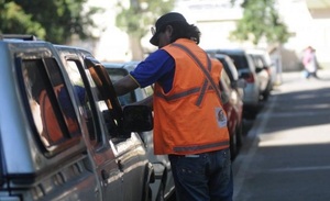 Cuidacoches aguardan su reincorporación en Parxin