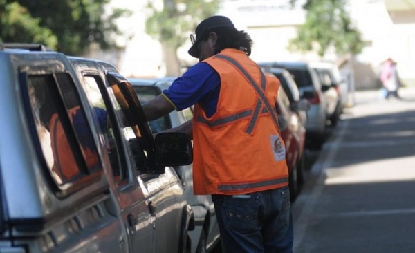 Cuidacoches aguardan su reincorporación en Parxin