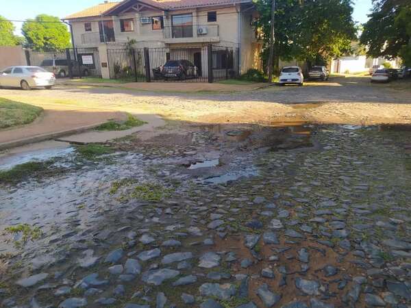 Pérdida de agua en el barrio Las Lomas  - Crónicas Ciudadanas - ABC Color