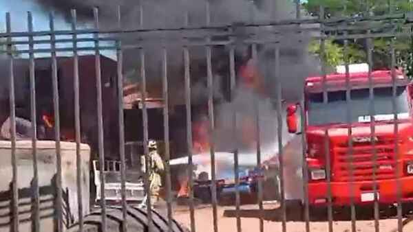 Incendio en taller de camiones deja un muerto y dos heridos en San Antonio