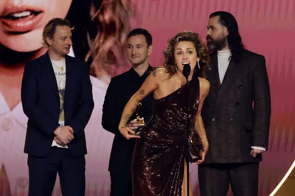 La razón por la que Miley Cyrus no mencionó a su padre en su discurso de agradecimiento en los Grammy 2024