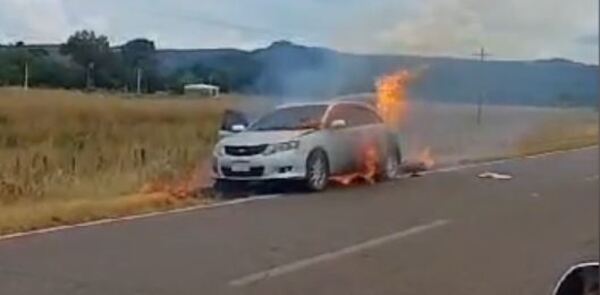 Un vehículo se incendió en La Colmena