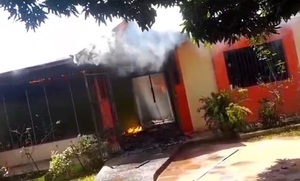 Fuego consumió una vivienda y dejó en la calle a un familia en Coronel Oviedo