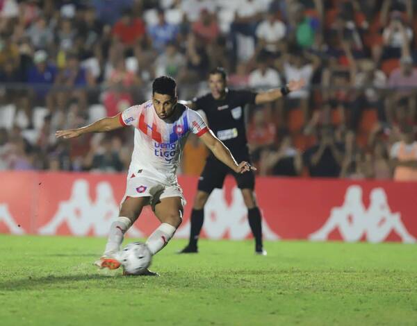 [VIDEO] Ayudado por sus seguidores, Cecilio llegó hasta la mini hincha cerrista