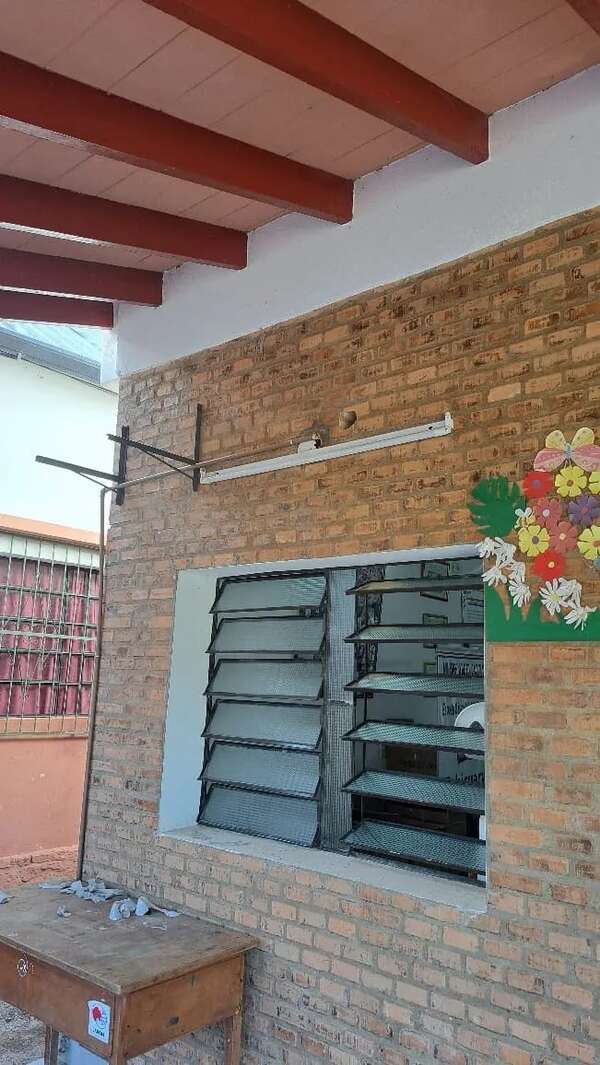 Roban escuela-colegio rural de una humilde compañía de Tebicuarymí - Nacionales - ABC Color
