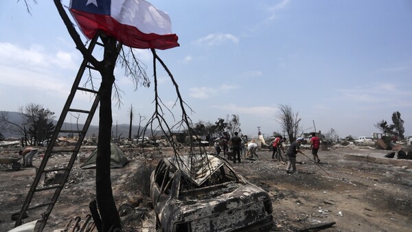 Aumentan a 122 los fallecidos en los devastadores incendios de Chile