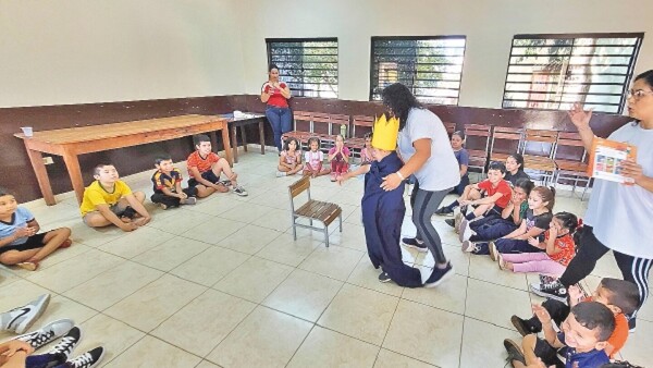 Recuperan clases perdidas por la inundación, jugando en vacaciones