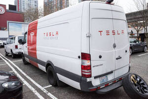 Tesla llama a revisi贸n a 2.193.869 veh铆culos por el tama帽o incorrecto de unas letras - Revista PLUS