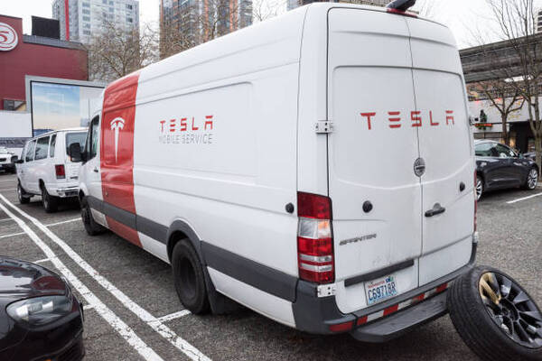Tesla llama a revisi贸n a 2.193.869 veh铆culos por el tama帽o incorrecto de unas letras - Revista PLUS