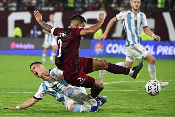 Una mano para la Albirroja: Venezuela y Argentina empatan y dejan a Paraguay como líder