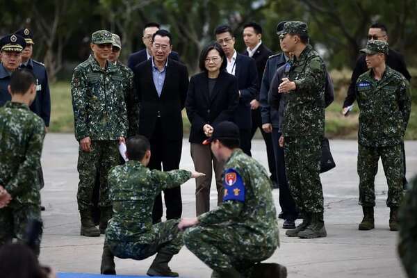 La presidenta taiwanesa visita una base militar en la víspera del Año Nuevo Lunar - Mundo - ABC Color