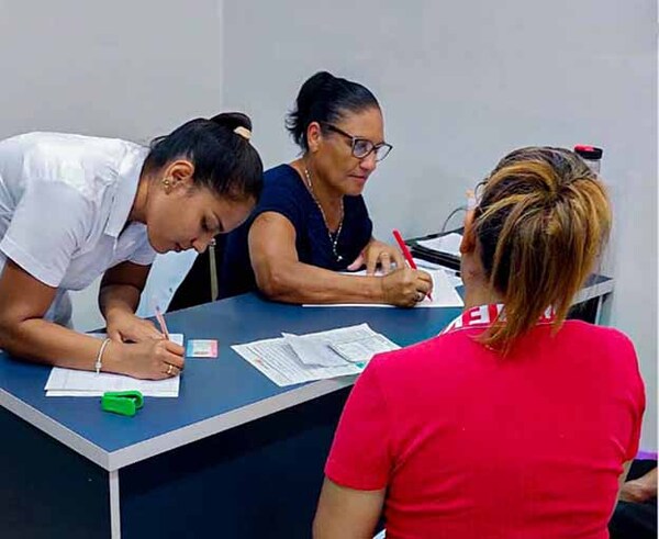 Estudiantes de Enfermería de la UPE realizaron práctica de atención comunitaria en USF de CDE | DIARIO PRIMERA PLANA