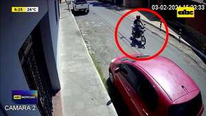 Video: Sacaba accesorios de vehículos estacionados - ABC Noticias - ABC Color