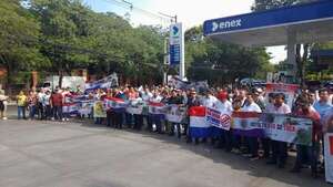Intendentes protestan contra el plan “Hambre cero” frente a Mburuvicha Róga - Nacionales - ABC Color