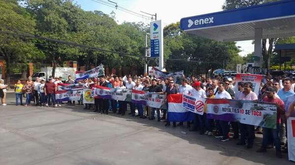 Intendentes protestan contra el plan “Hambre cero” frente a Mburuvicha Róga - Nacionales - ABC Color