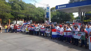 Intendentes protestan contra el plan “Hambre cero” frente a Mburuvicha Róga - Noticiero Paraguay
