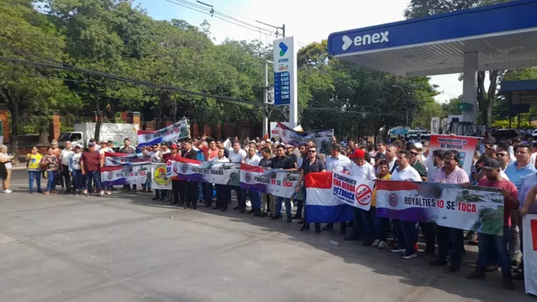 Intendentes protestan contra el plan “Hambre cero” frente a Mburuvicha Róga - Noticiero Paraguay