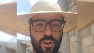 Locutor español recomendó usar sombrero piri contra el calor y fue furor