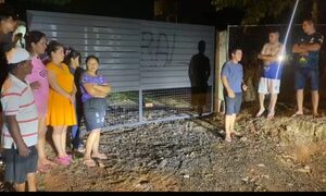 Vándalo pinta portón de seccional en CDE