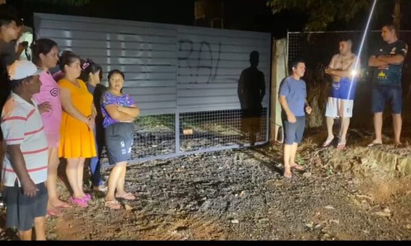 Vándalo pinta portón de seccional en CDE