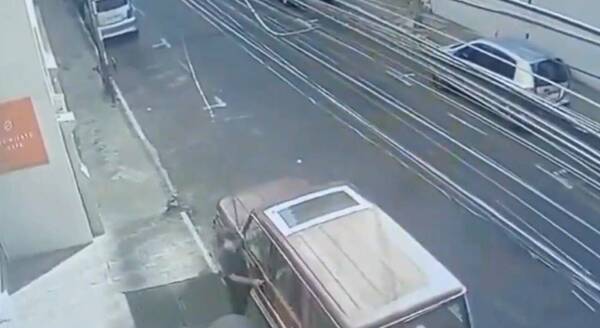 [VIDEO] En solo 10 segundos se llevó una camio ajena y todo lo que llevaba encima