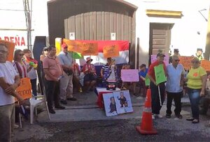 Encadenados y en protesta constante, jubilados claman intervención de la Caja Municipal