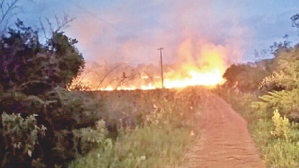 Cruzan los dedos para que una lluvia apague incendios en Itapúa