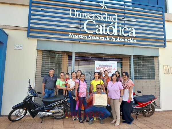 Egresados de la Universidad Católica denuncian haber obtenido título mau - Radio Imperio 106.7 FM