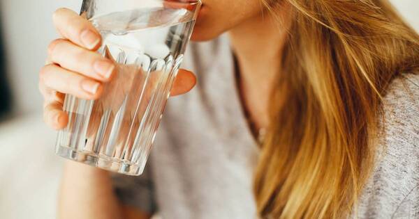 La Nación / ¿Se puede adelgazar al beber 2 litros de agua al día?