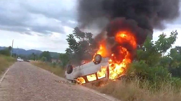 Narcos atacan a policías en Bolivia y queman vehículo