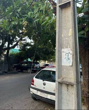 Volvía del trabajo en bici y un cable suelto casi lo deja sin ojo