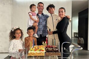Cristiano Ronaldo apagó la velita número 39 con su familia