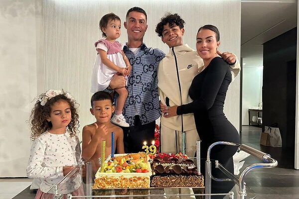 Cristiano Ronaldo apagó la velita número 39 con su familia