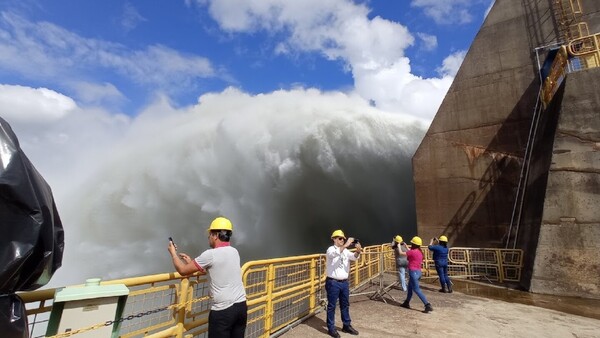 Brasil estaría intentando bajar la tarifa de Itaipú en 11,6%, según revela medio