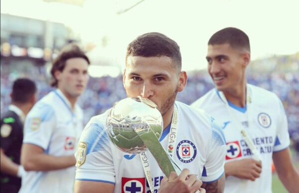 Juan Escobar le dedica un mensaje de despedida al Cruz Azul