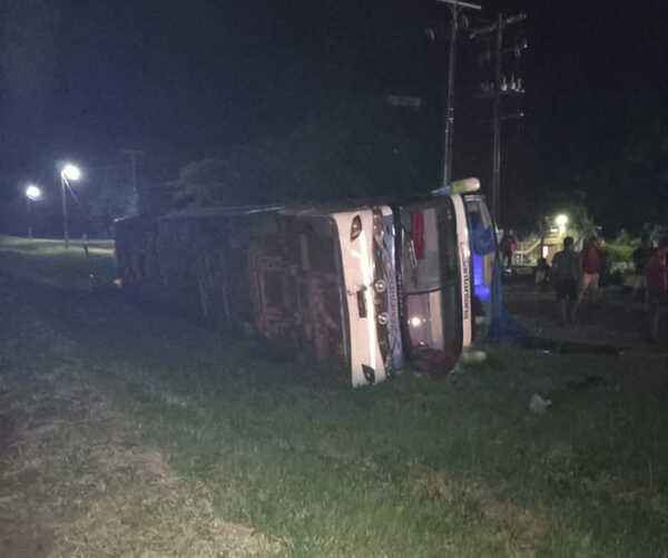 Guayaibí: varios heridos tras vuelco de bus de larga distancia - trece