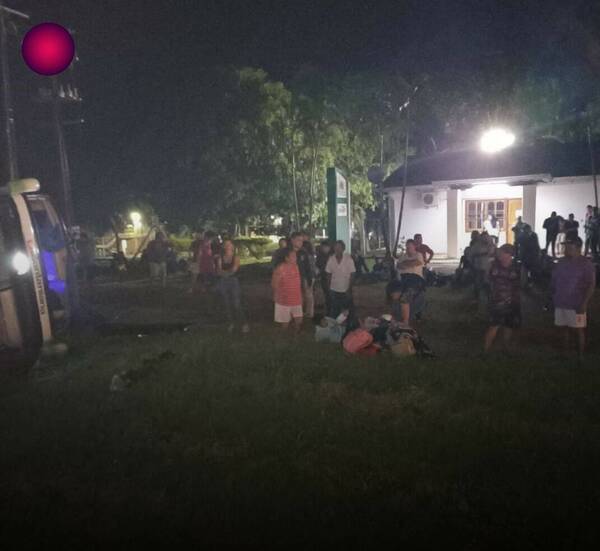 Colectivo volcó y varios pasajeros quedaron heridos