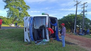 Bus de larga distancia vuelca y deja varios pasajeros heridos | 1000 Noticias