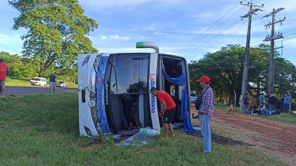 Bus de larga distancia vuelca y deja varios pasajeros heridos | 1000 Noticias
