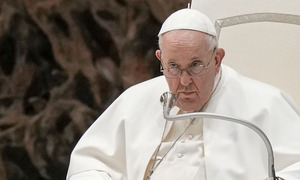 Papa Francisco tilda de “hipocresía” criticar la posibilidad de bendecir a parejas homosexuales