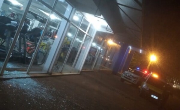 Delincuentes roban bicicletas de local comercial, en el km 8 Monday