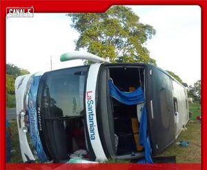 La Santaniana volcó y dejó heridos a varios pasajeros