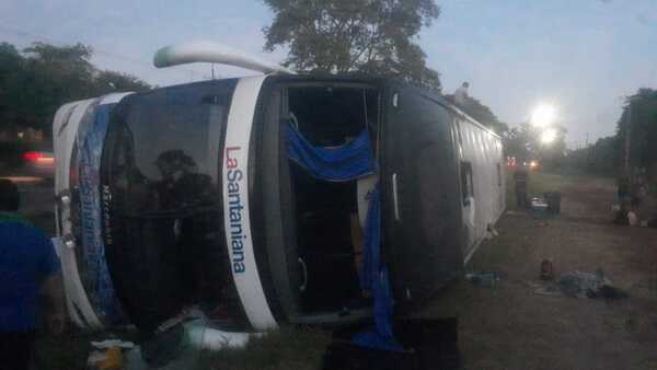 BUS DE LARGA DISTANCIA VUELCA Y DEJA VARIOS PASAJEROS HERIDOS - La Voz del Norte