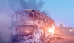 Corrientes: se incendió por completo un colectivo de larga distancia
