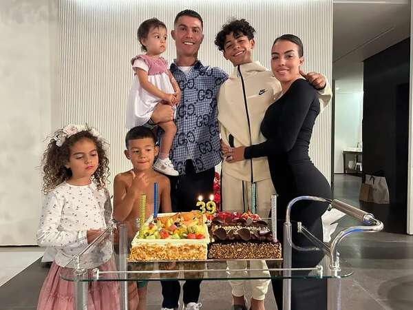 Cristiano Ronaldo compartió fotos de su cumpleaños en familia - Gente - ABC Color